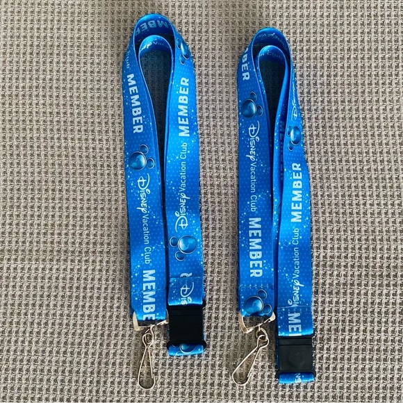 NEW- Disney Vacation Club Goodies Bundle - Lanyards, Pop Sockets, Luggagae Tag - Picture 3 of 7